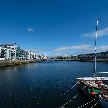 Stylish & Modern 6-bed Townhouse W/parking Apartment Galway