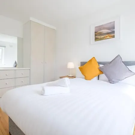 Stylish & Modern 6-bed Townhouse W/parking 아파트 *