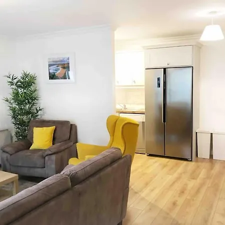 Stylish & Modern 6-bed Townhouse W/parking 아파트