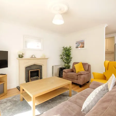 Stylish & Modern 6-bed Townhouse W/parking *